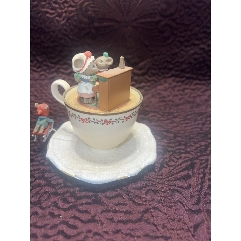Enesco M. Gilmore designs, winter‎ wonderland, mini musical music box Mice Sled